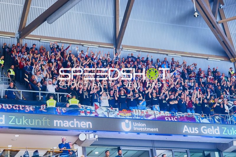 Fans der Adler Mannheim jubeln in der SAP Arena