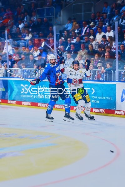 Zweikampf zwischen Adler Mannheim und Eisbären Berlin