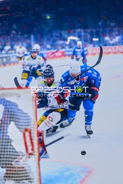 Intensiver Kampf um den Puck