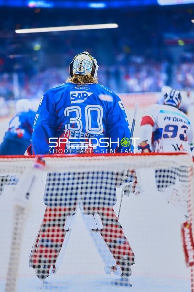 Tiefensee verteidigt gegen Pföderl