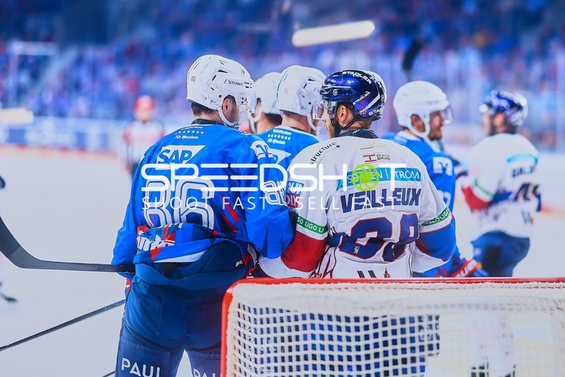 Körperkontakt am Tor