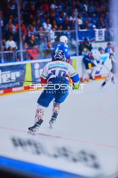Eisbären-Spieler sprintet im Playoff-Halbfinale