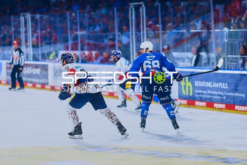 Spieler von Adler Mannheim und Eisbären Berlin im Wettlauf