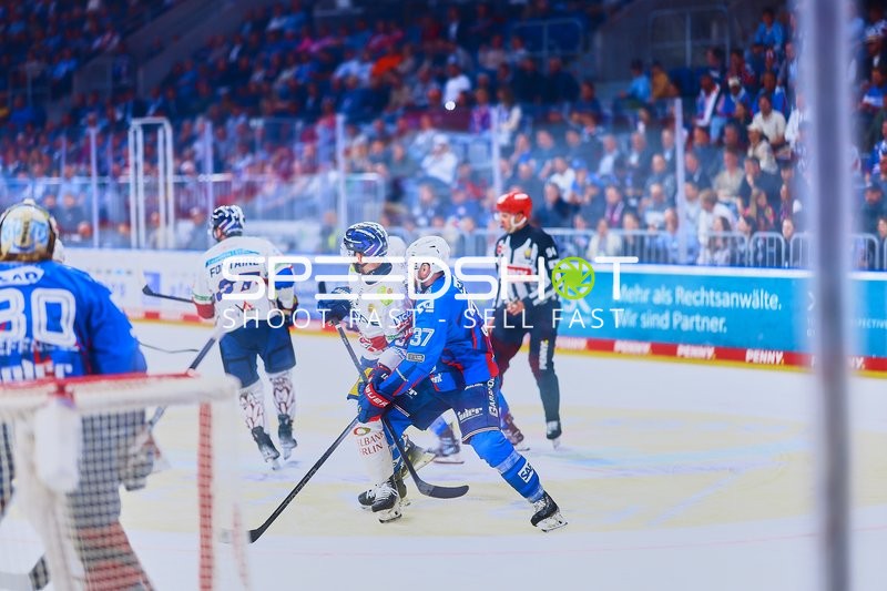 Puck-Kampf im DEL-Halbfinale