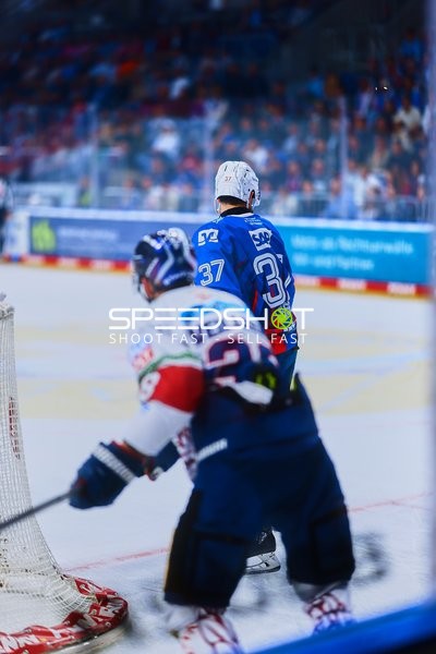 Spieler im Zweikampf