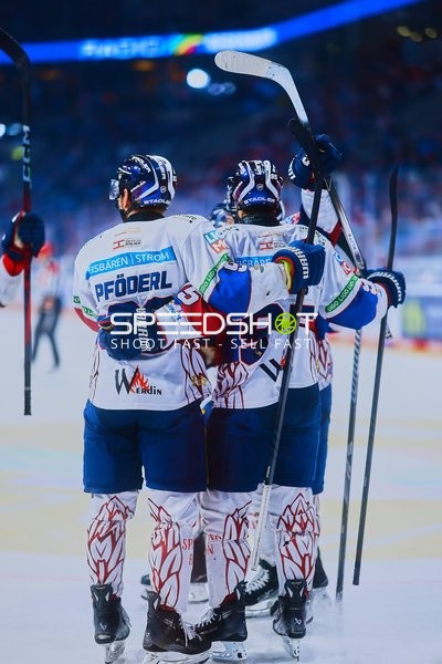 Eisbären Berlin jubeln über Torerfolg