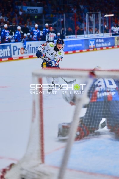 Schuss der Eisbären Berlin auf das Tor der Adler Mannheim