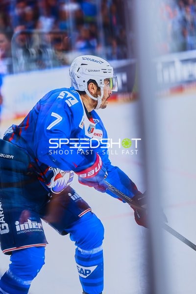 Adler-Spieler mit der Nummer 7 läuft über das Eis