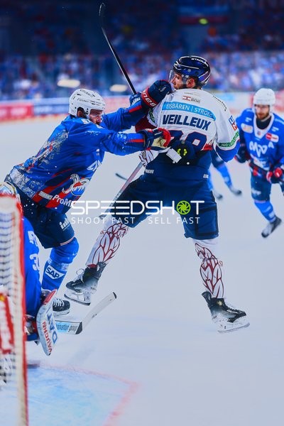 Adler Mannheim Spieler checkt Eisbären Berlin Gegner