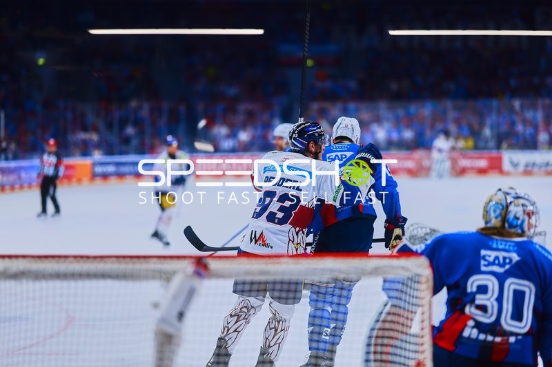 Körperlicher Zweikampf vor dem Mannheimer Tor