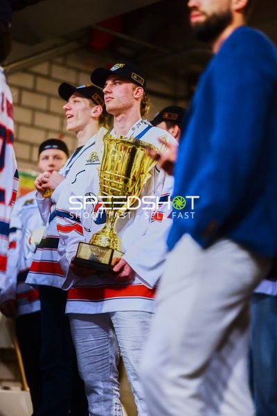 Feiernde Eisbären mit Trophäe