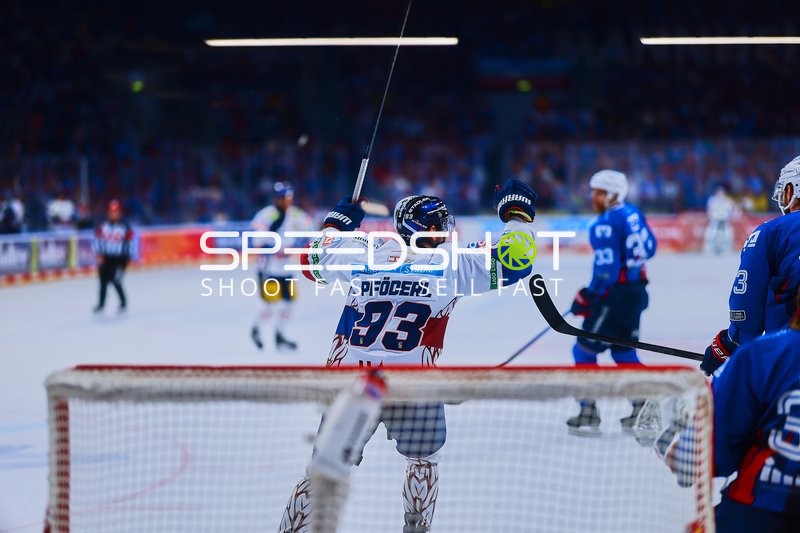 Jubel der Eisbären Berlin gegen Adler Mannheim