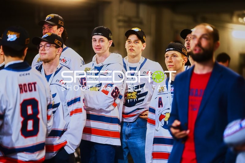 Eisbären Berlin Spieler warten auf Spielbeginn