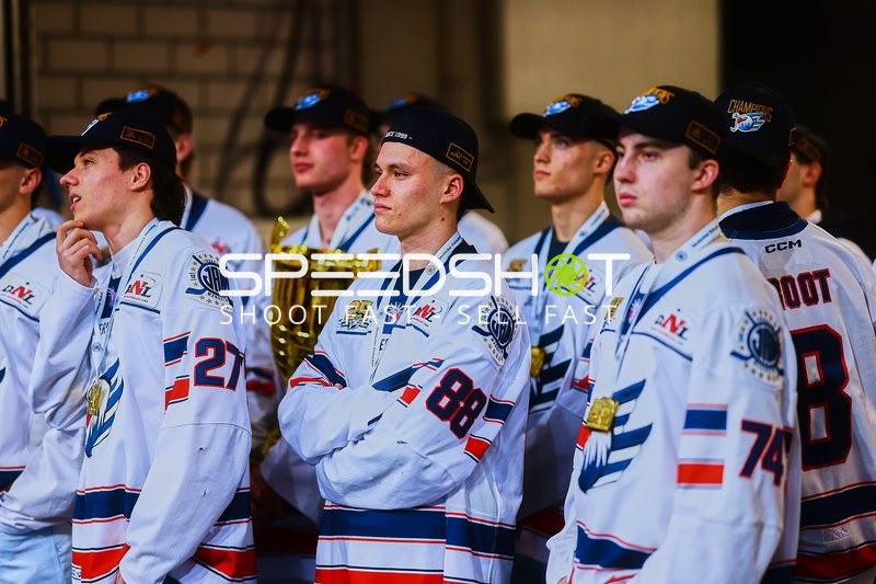 Eisbären Berlin feiern Sieg mit Pokal