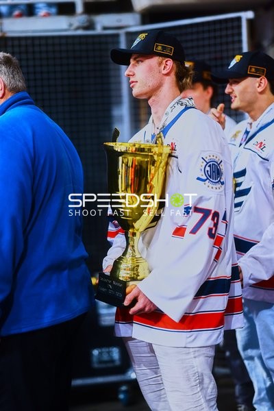 Eisbären Berlin feiern mit Pokal