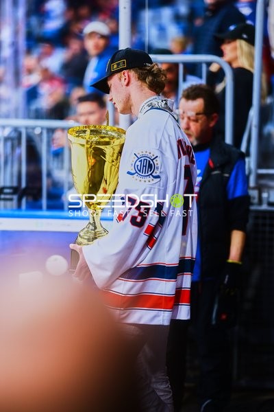 Spieler der Eisbären Berlin feiert mit Trophäe