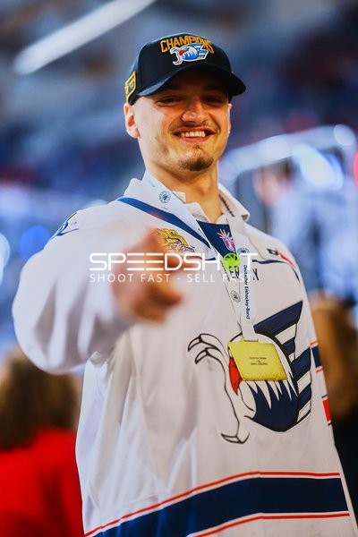 Spieler lacht in die Kamera