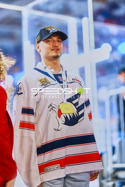 Adler Mannheim Fan an der Absperrung