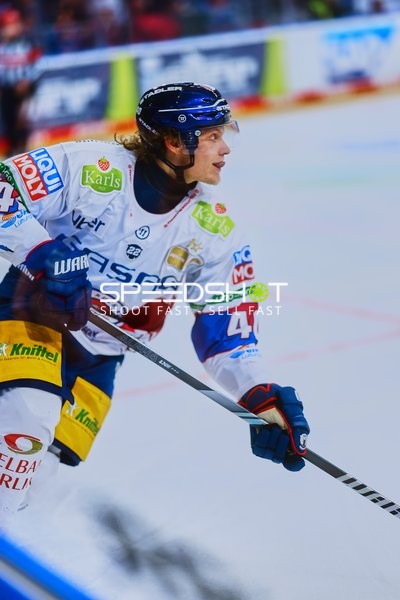 Eisbären Spieler 44 beim Schuss