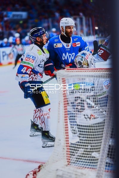 Zweikampf vor dem Tor im Playoff-Halbfinale