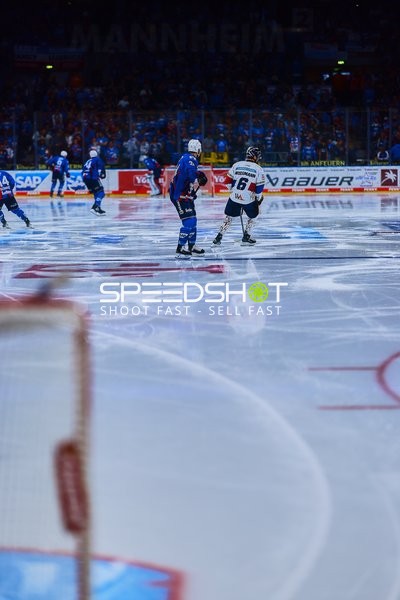 Eislaufen während des Playoff-Spiels