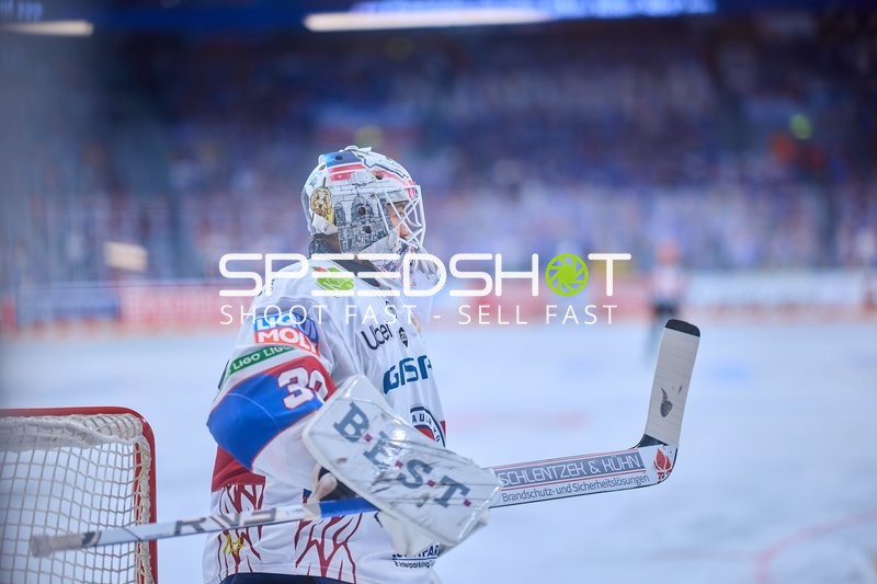 Torwart der Eisbären Berlin im Einsatz