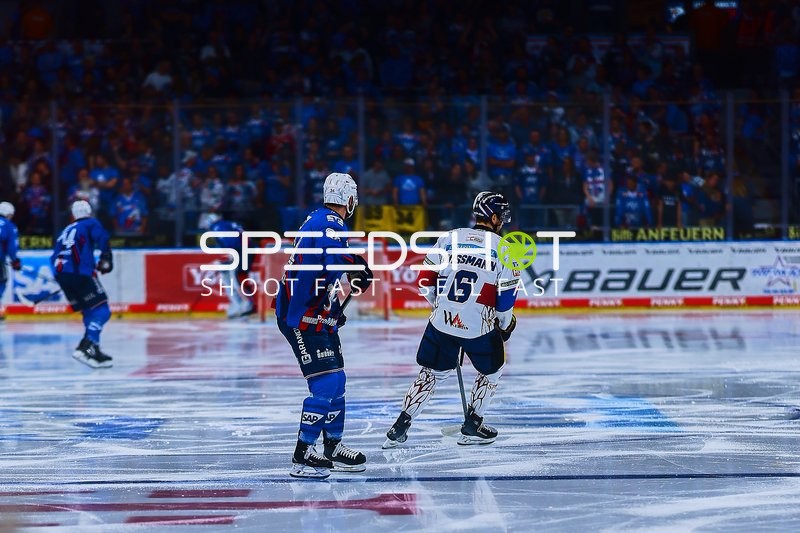 Adler Mannheim gegen Eisbären Berlin in Playoff-Spiel