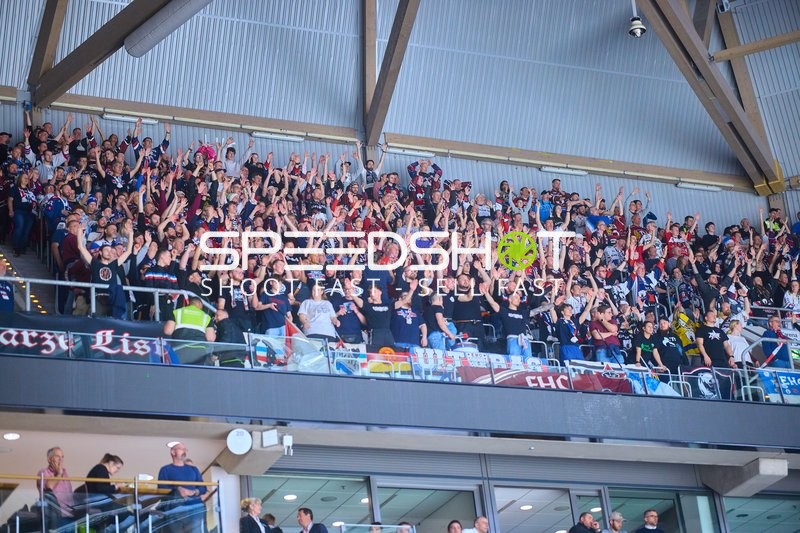 Fans der Adler Mannheim jubeln