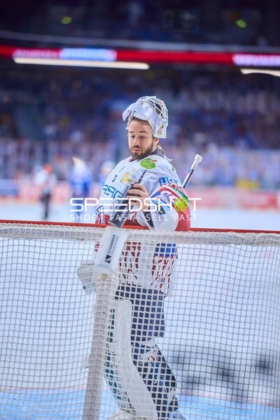 Torwart der Eisbären Berlin erfrischt sich