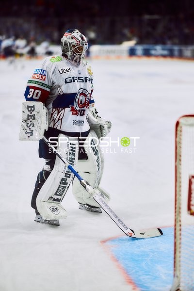 Jake Hildebrand wartet im Tor