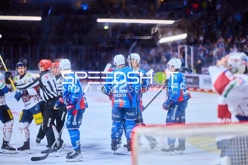 Diskussion zwischen Spielern und Schiedsrichter bei Adler Mannheim gegen Eisbären Berlin