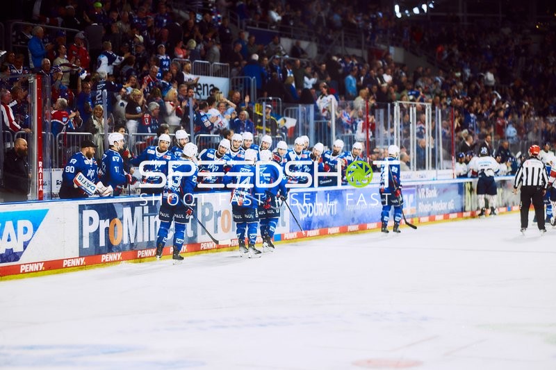 Spieler warten an der Bank