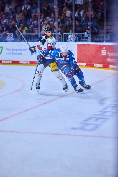 Kampf um den Puck im Playoff-Halbfinale