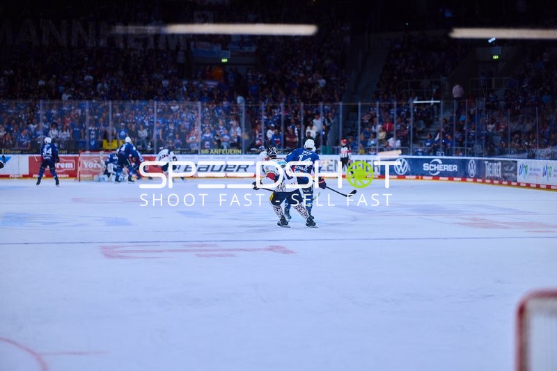 Adler Mannheim in der Verteidigung gegen Eisbären Berlin