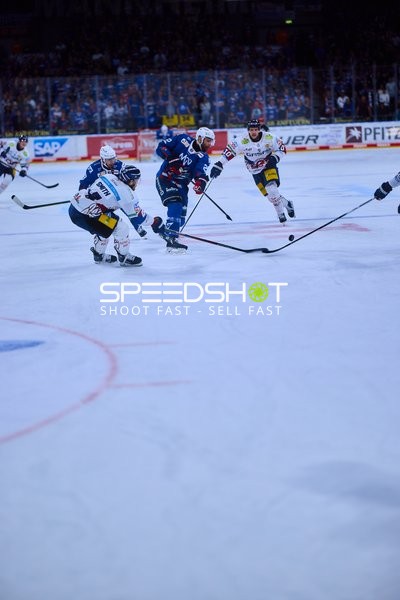 Intensiver Zweikampf bei Playoffs