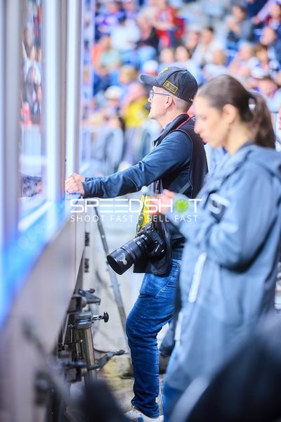 Fotograf wartet während des Playoffs Spiels