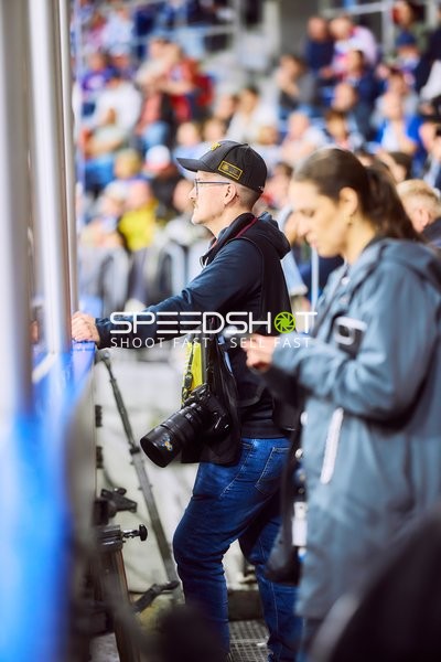 Fotograf am Spielfeldrand bei Adler Mannheim gegen Eisbären Berlin