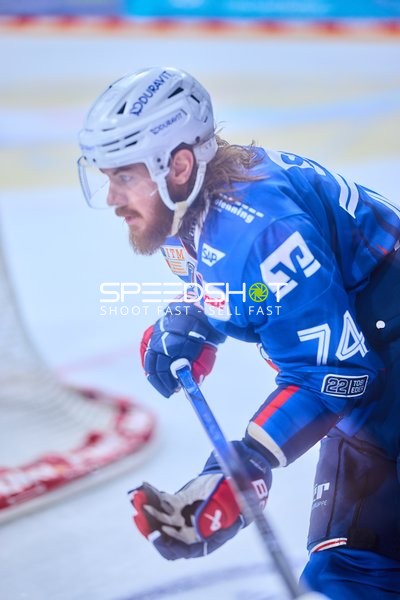 Adler Mannheim Spieler konzentriert im Spiel