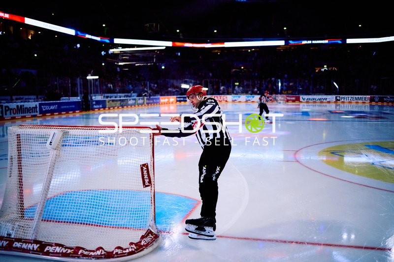 Schiedsrichter inspiziert Tor