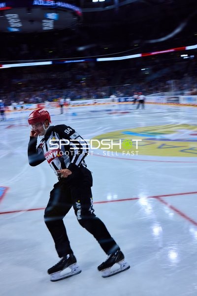 Schiedsrichter beim Lauf während Adler Mannheim vs Eisbären Berlin