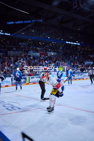 Jubel bei Eisbären Berlin im Spiel gegen Adler Mannheim