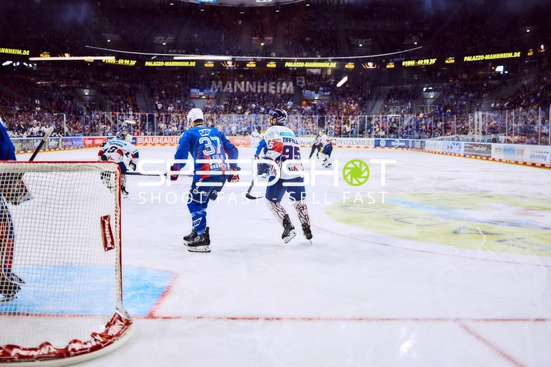 Puckkampf auf dem Eis