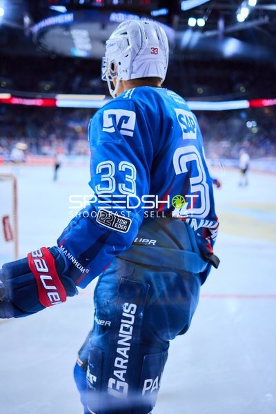 Adler Mannheim Spieler wartet auf Einsatz