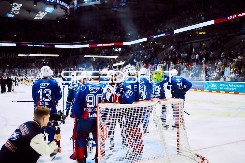 Adler Mannheim feiern Playoff-Erfolg