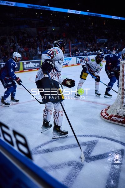 Adler Mannheim verteidigt das Tor gegen Eisbären Berlin