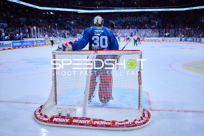 Adler Mannheim Torhüter sichert das Tor