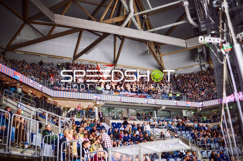 Jubelnde Fans in der SAP Arena