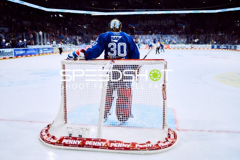 Arno Tiefensee im Tor während des Halbfinals
