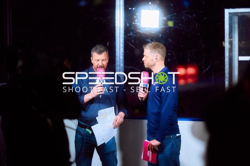 Moderatoren im Interview während DEL-Playoffs