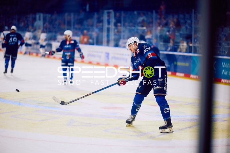 Adler Mannheim Spieler beim Schießen